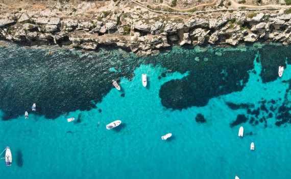 Vista aerea di barche in una delle tappe previste dal tour di un giorno alle Isole Egadi: Bue Marino di Favignana